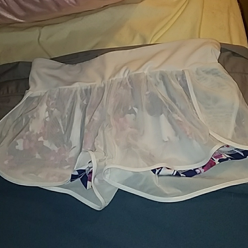 White floral fabletic shorts